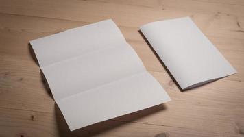 carta piegata in bianco bianca sulla tavola di legno foto