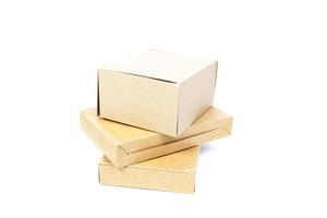scatole marroni su sfondo bianco foto