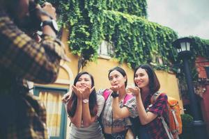 gruppo di amici felici che prendono selfie insieme in un'area urbana foto