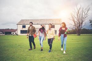 gruppo di studenti che camminano nel parco dopo le lezioni foto