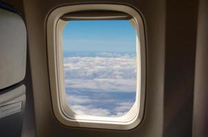 bel cielo blu fuori dal finestrino di un aeroplano foto