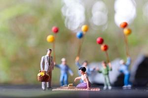 figurine in miniatura a un picnic nel parco foto