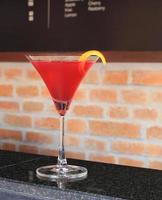 cocktail rosso in vetro foto