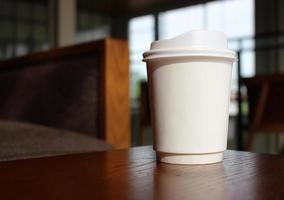 tazza da caffè bianca da asporto foto