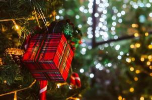 ornamenti natalizi sull'albero