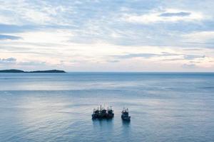 barche da pesca sul mare foto