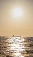 grande nave da carico sul mare foto