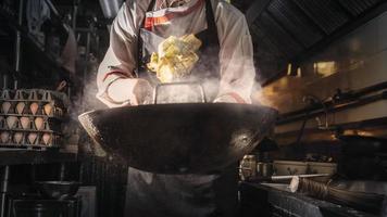 chef che cucina sul wok foto