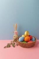decorazioni di Pasqua sul tavolo foto