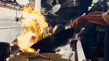 bruciare il cibo in un wok foto