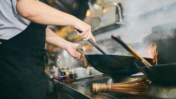 cucinare lavorando con il wok foto