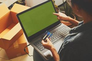 modello di laptop per lo shopping online foto