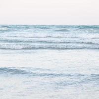onde dell'oceano che si infrangono sulla spiaggia foto