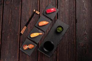 delizioso Sushi nigiri su di legno sfondo. tradizionale giapponese cucina foto