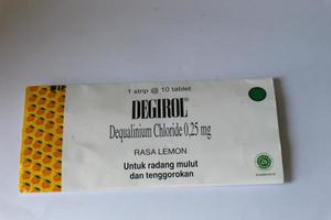 Giacarta, Indonesia nel dicembre 2022. isolato bianca foto di degirol dequalinio cloruro 0,25 mg