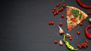 triangolare pezzo di al forno Pizza con funghi, affumicato salsicce, pomodori e formaggio foto