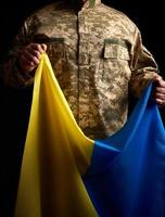 ucraino soldato detiene nel il suo mano il giallo-blu bandiera di il stato foto
