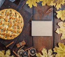 al forno totale il giro Mela torta su un' Marrone di legno tavola foto