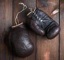 molto vecchio Marrone boxe guanti foto