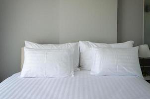 cuscini bianchi sul letto dell'hotel