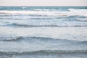 onde dell'oceano che si infrangono sulla spiaggia foto