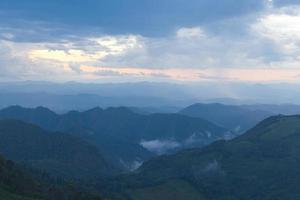 montagne coperte di nebbia in thailandia
