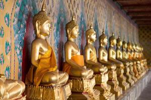 statue di buddha in un tempio a bangkok foto