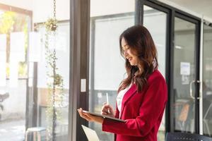 marketing, finanziario, contabilità, pianificazione, attività commerciale donne analizzare azienda risultati e profitti con grafico statistiche. uso un' il computer portatile computer e un' calcolatrice per calcolare il azienda è equilibrio. foto