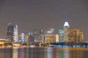 edifici di singapore di notte foto