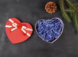 Aperto rosso a forma di cuore regalo scatola con un' arco su un' nero sfondo foto