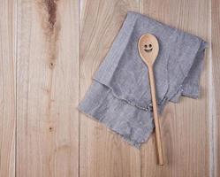 piegato grigio asciugamano e cucchiaio foto
