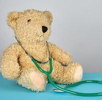 orsacchiotto orso e verde medico stetoscopio foto
