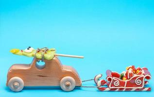 di legno figli di auto trasporta un' caramello vacanza abete rosso e tira un' slitta con i regali foto
