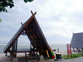 triangolare gazebo su bellissimo spiagge, bellissimo mare e cielo, bellissimo gazebo foto