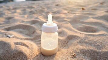 latte bottiglia su il spiaggia sabbia a tramonto foto