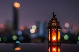 lanterna con crepuscolo cielo e città bokeh leggero sfondo per il musulmano festa di il santo mese di Ramadan kareem. foto