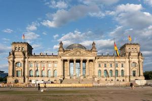 Berlino, germania-agosto 8, Vista 2022 di il principale facciata di il Tedesco parlamento o Bundestag nel Berlino durante un' soleggiato giorno. foto