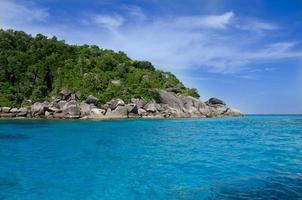 bellissimo mare blu nelle isole similan, thailandia foto
