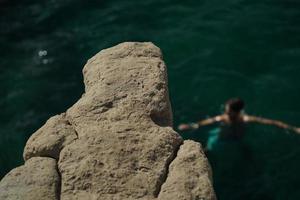 immersione a partire dal santo Peter piscine Malta roccia formazione buco su rocce foto