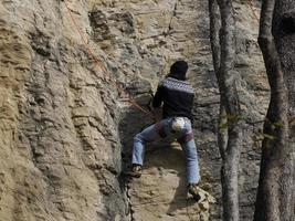 roccia scalatore si arrampica su il bismantov pietra nel il tosco emiliano appennino parco foto