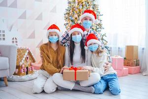 contento giovane famiglia con bambini Tenere Natale regali foto