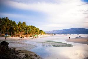 colorato luminosa tramonto su il isola Boracay, Filippine foto