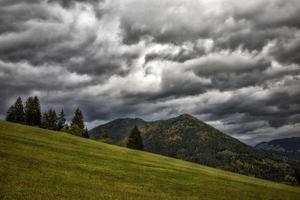 tempestoso nuvole su cielo e collina a sfondo. autunno nazione. foto