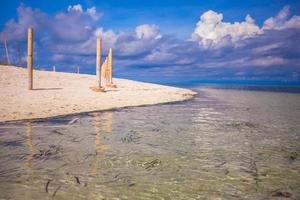 Perfetto bianca spiaggia con turchese acqua e un' piccolo recinto su deserto isola foto