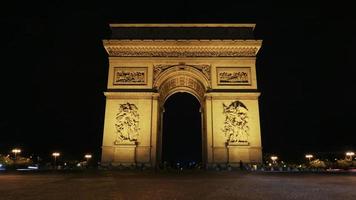 Parigi, Francia, 2020 - Arco degli Champs-Elysees di notte foto