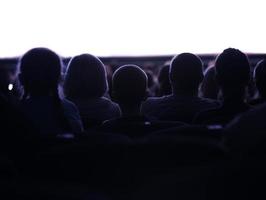 silhouette di persone che guardano un film foto
