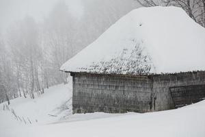 un abbondante nevicata nel il rumeno Carpazi nel il villaggio di sirne, brasov. vero inverno con neve nel il nazione foto