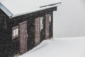 un abbondante nevicata nel il rumeno Carpazi nel il villaggio di sirne, brasov. vero inverno con neve nel il nazione foto