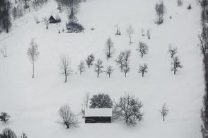 un abbondante nevicata nel il rumeno Carpazi nel il villaggio di sirne, brasov. vero inverno con neve nel il nazione foto