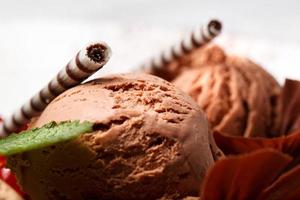 gelato al cioccolato con cialde rigate foto